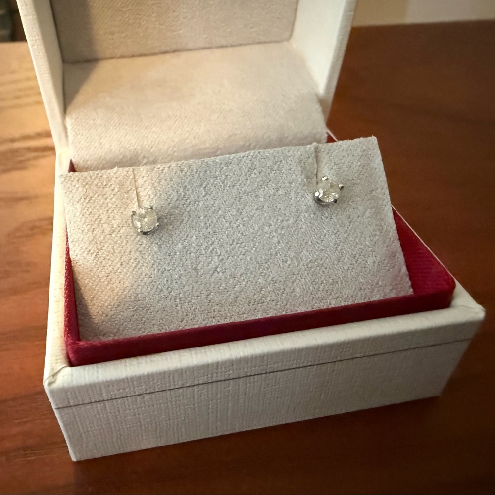 Elegant 14k white gold natural diamond Stud Earrings 1/4 carrot